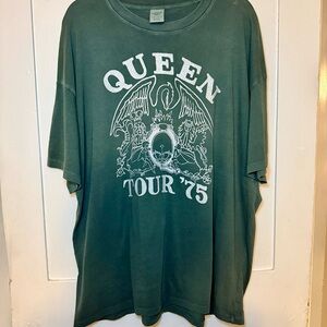 American Eagle Outfitters Green Queen Tour '75 Tee